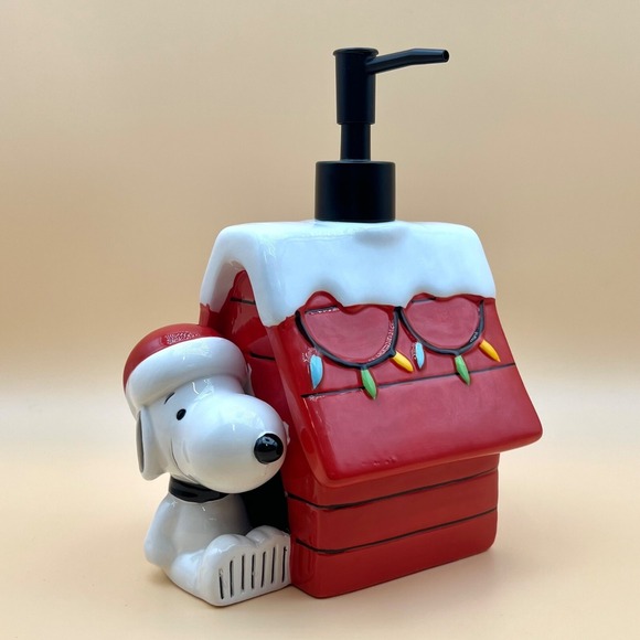 Peanuts Snoopy Christmas Soap Dispenser Ceramic Red Doghouse With Pump 2023 NEW - Picture 1 of 10